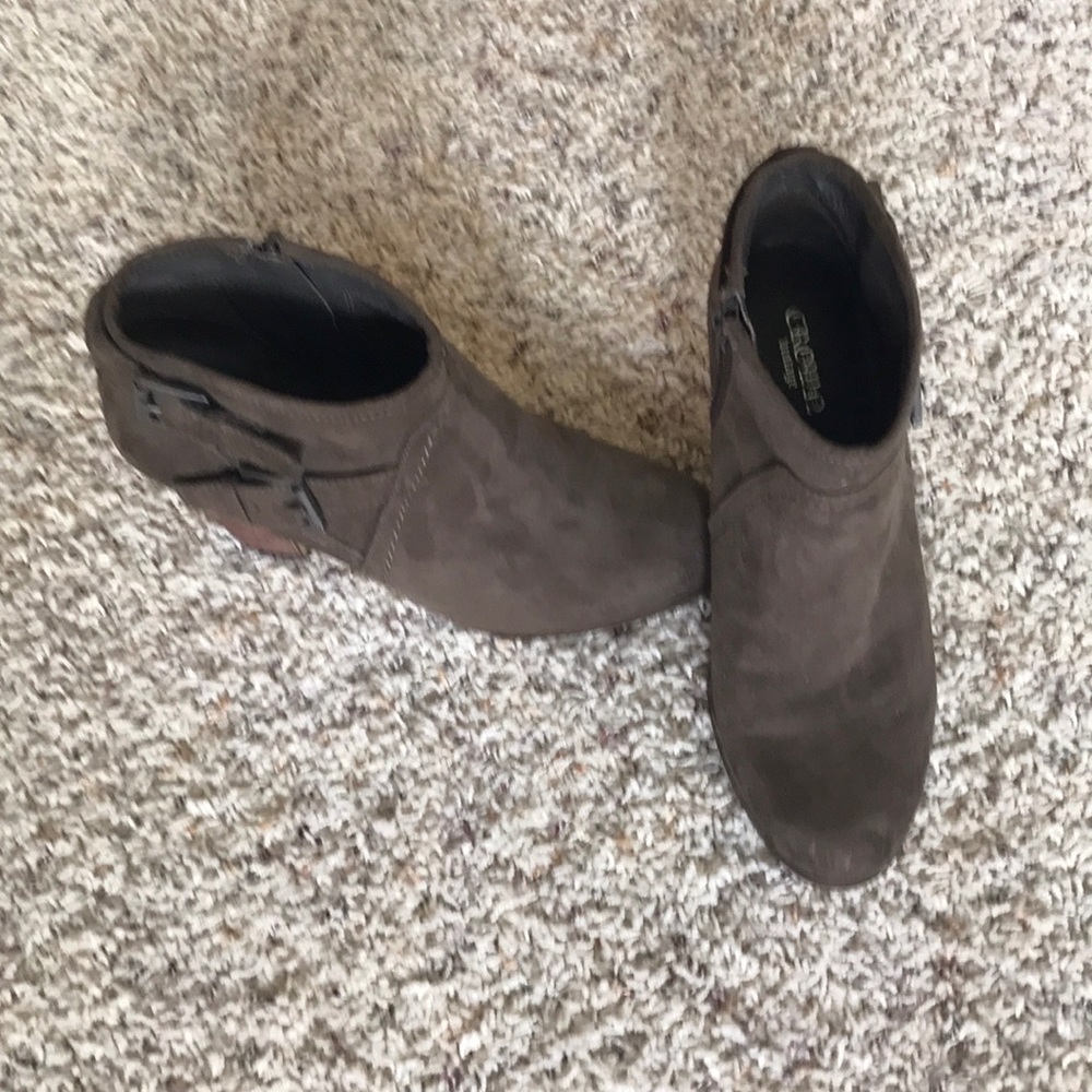 Crown Vintage booties, Brown with olive tint.